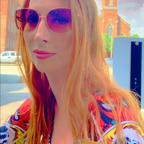 Of the millions on Poshmark, you found me👩🏻‍🦰 - Picture 4 of 8